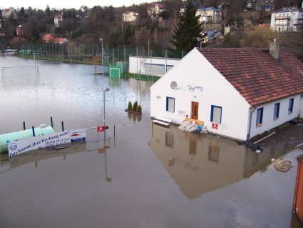 Sportplatz unter Wasser 2006